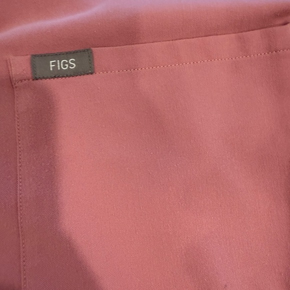 Figs Chalk Pink V-Neck Scrub Top size Small - Picture 4 of 5